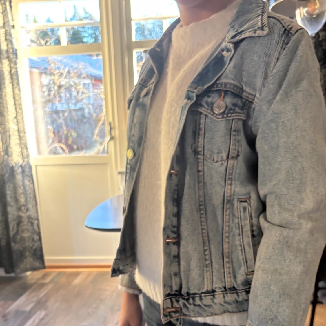 Ljusblå jeansjacka med knappar - 2