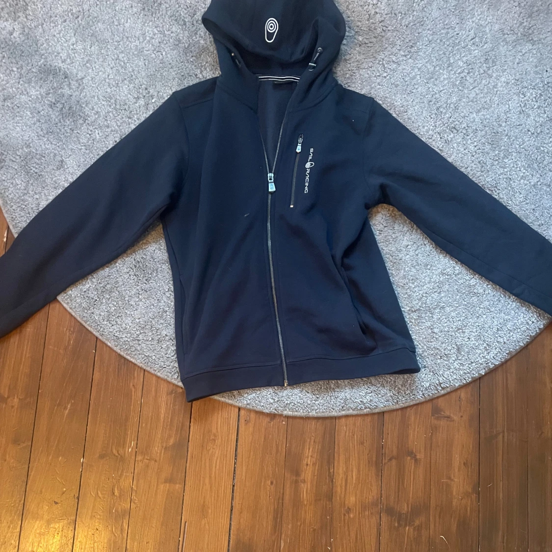 Mörkblå hoodie från Sail Racing