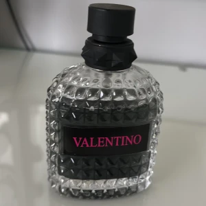 Valentino parfym  - Stilren parfym  med modern design. Perfekt för dig som vill sticka ut och addera en lyxig touch till din stil. Passar dig som gillar exklusiva märken och vill ha något extra i samlingen. Luktar exakt som den äkta men denna är EJ ÄKTA 