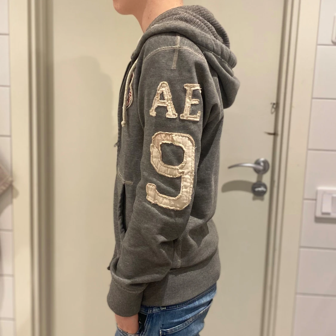 Grå hoodie från American Eagle - 3