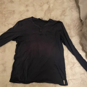 Mörkblå långärmad tröja KappAhl XXL - Mörkblå långärmad tröja från KappAhl i storlek XXL. 