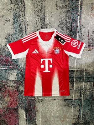 Bayern 25/26 Tröja - Säljer denna riktigt snygga tröjan för ett riktigt bra pris! Skriv till om ni är intresserade eller har några funderingar kring tröjan