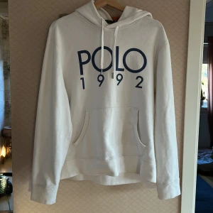 Vit hoodie Polo Ralph Lauren M - Hej och välkommen till BL nu säljer vi en polo Ralph lauren hoodie I duner skick kom med bud och frågor mvh BL