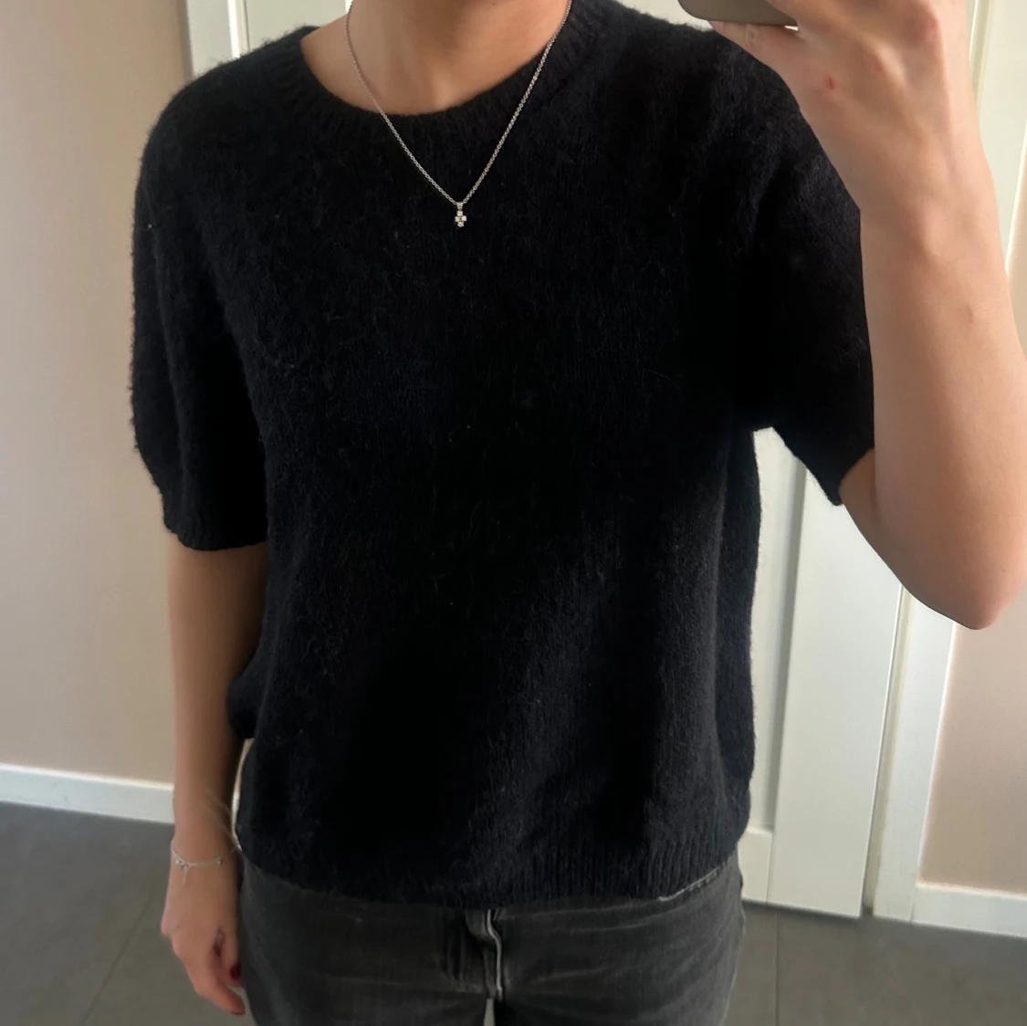 Svart stickad tröja