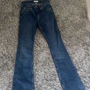 Blå bootcut jeans från Perfect Jeans - Snygga blå jeans från Perfect Jeans i klassisk bootcut-modell. Jeansen har fem fickor, normal passform och är tillverkade i ett mjukt denimtyg. Perfekt för dig som gillar en tidlös look med lite utsvängda ben.