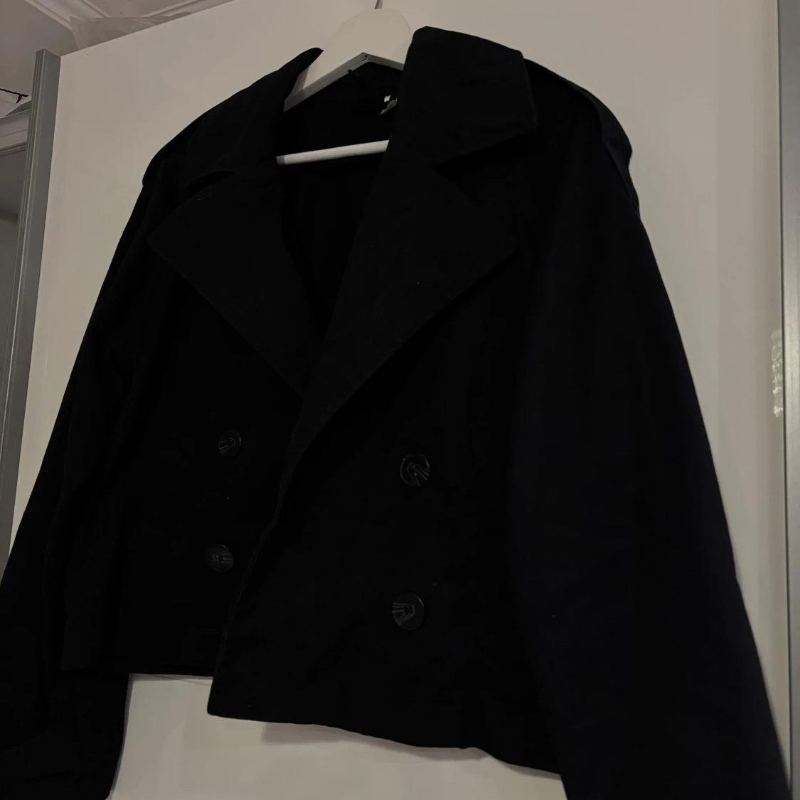 Svart skepparkavaj med knappar - 1