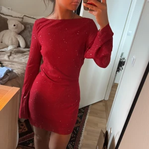 Glittrig klänning  - Röd glittrig klänning, så fin nu till jul och nyår!! Säljer då den är lite för stor för mig ❤️‍🔥❤️‍🔥