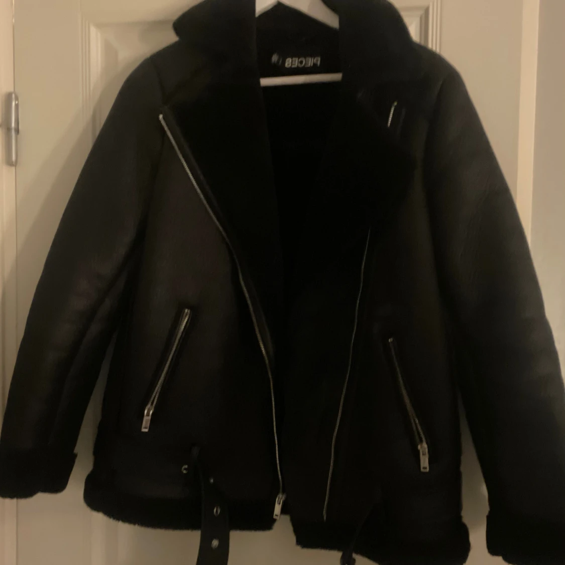 Svart pälsjacka från Pieces