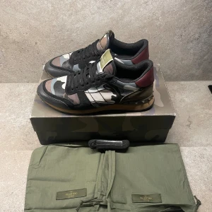 Valentino Rockrunner sneakers camouflage - Säljer nu dessa grymt snygga skor från Valentino! Modell: Rockrunner. Nypris ca 7500kr, mitt pris endast 2399kr. Skick 8/10 (se bilder). Box och dustbags, medföljer vid köp. Storlek 42 – sitter ungefär 1-0,5 storlek större. Hör av er vid funderingar!