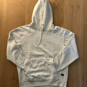 Vit hoodie  - Säljer en mycket snygg hoodie från Jack and Jones. Tröjan är i bra skick! Storleken är M och kan vara din för endast 249kr!