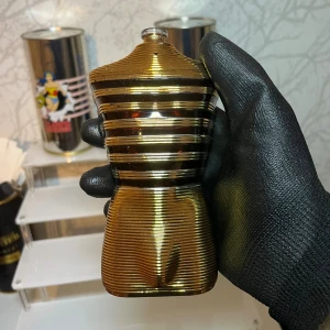 10ml Jean Paul Gaultier Le Male Elixir  - Jean Paul Gaultier Le Male Elixir .. perfekt för dig som vill sticka ut. Ikonisk design som syns i hyllan. Säljs med tillhörande metallburk med superhjälte-tema. 10ml!!!!!