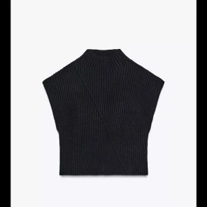 Marinblå topp - Säljer en marinblå ribbad topp med hög hals och korta ärmar. Från Zara!! Storlek L men passar s-m också