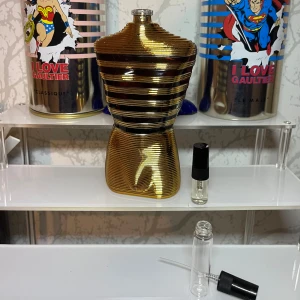 2ml Jean Paul Gaultier Le Male Elixir  - Jean Paul Gaultier Le Male Elixir . Limited edition med superhjälte-tema på burkarna. Perfekt för dig som vill sticka ut med din samling eller ge bort en annorlunda present.
