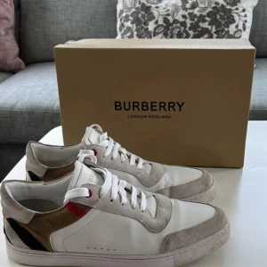 Burberry skor  - Hej säljer dom här populära burberry skorna i bra skick förutom skadad sula, inget som syns när dom är på, där av priset, hör av er om ni har några frågor eller annat Med vänlig hälsning, kan gå ner i pris vid en snabb affär