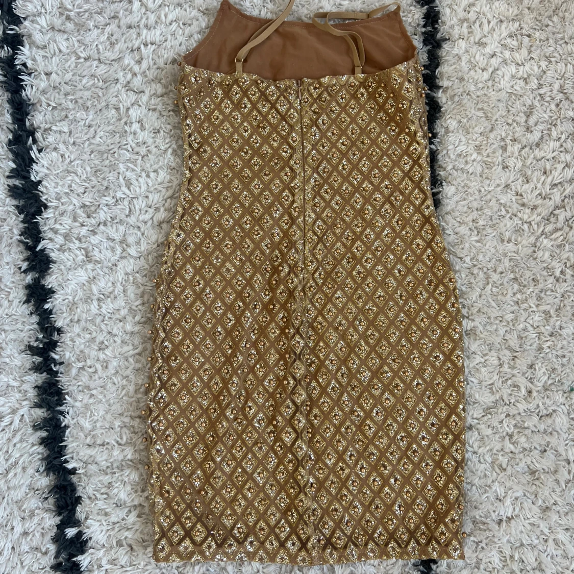 Glittrig kortklänning - 3