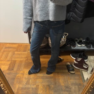 Blåa Lowrise BootCut Jeans - Säljer ett par blåa jeans, de är väldigt snygga och lowrise i midjan men kan vara väldigt tighta. Vet inte märket eller storlek eftersom det inte stod på! Jag är 160 :)