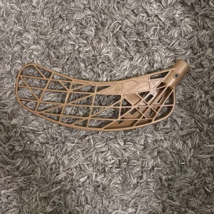 Innebandy blad (Oxdog) - Ett helt nytt o h oanvänt innebandy blad i märket Oxdog. Även detta bladet är för leftade och innehåller skruvar!!