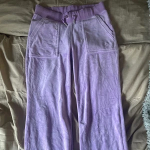 lila juicy couture byxor  - mycket bra skick. använd men inget som påverkar byxornas helhet. väldigt fin lila färg. kan lösa billigare pris för gemensamt köp av byxor + tröja 💋