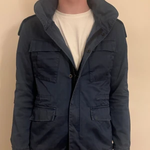 Filippa K fieldjacka - Fet fieldjacka från Fillipa K i storleken L. Skicket är mycket bra inga defekter! Varm och skön så perfekt för vintern, med tvärfet passform!