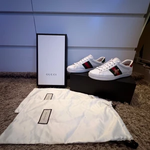 Gucc1 sk0r - Väldigt bra skick skor i storlek 42. Jag kan diskutera pris så skriv om ni är intresserade. De är äkta men plock holler på att ta bort min annons ändå så därför det står med siffror 