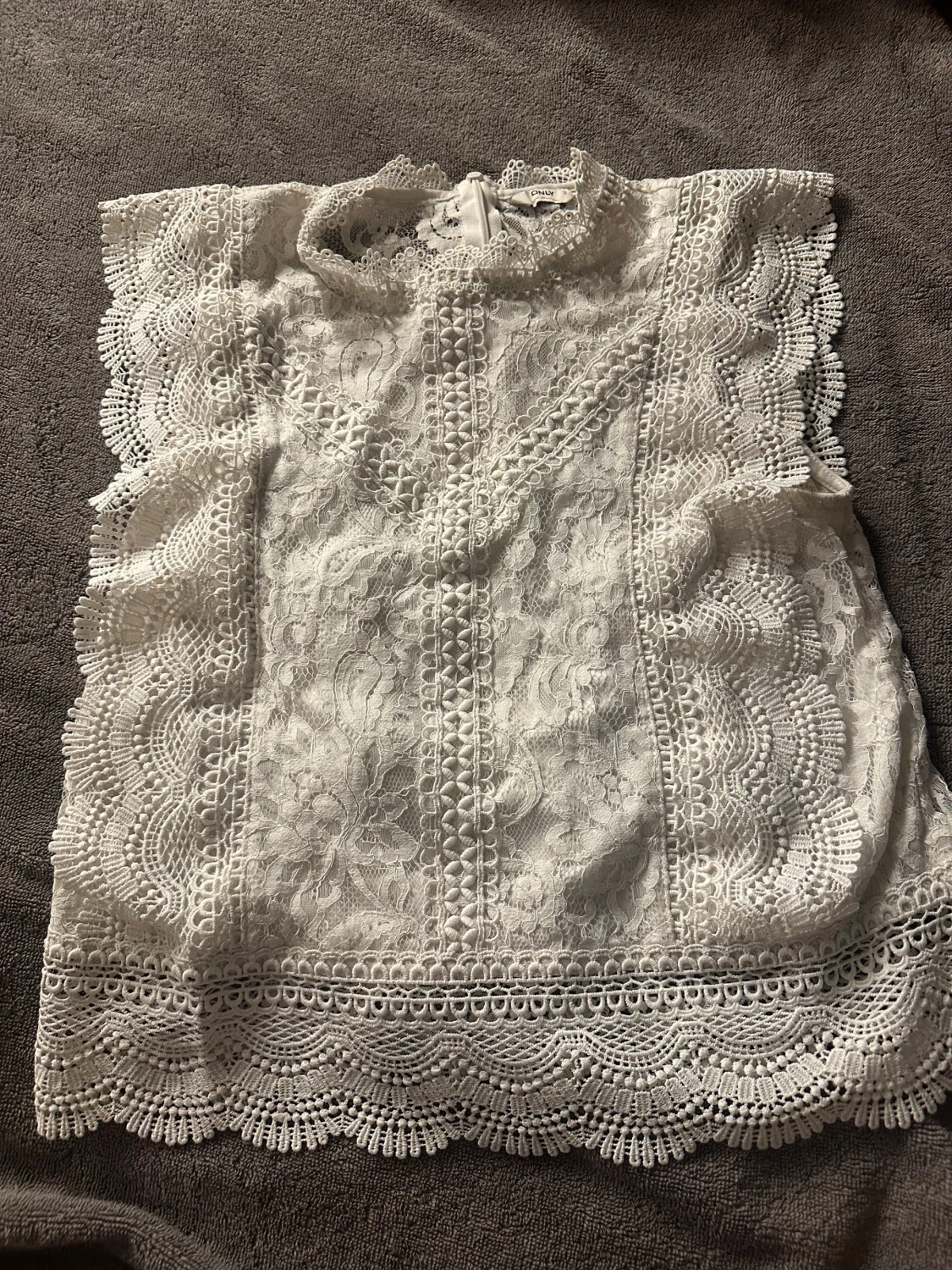 Vit spetsblus från ONLY