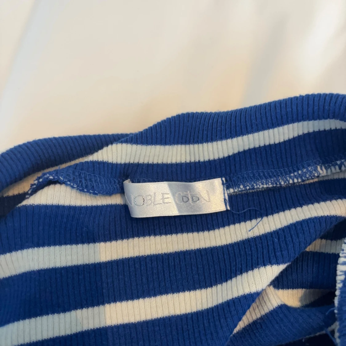 Randig offshoulder topp från NOBLE - 1