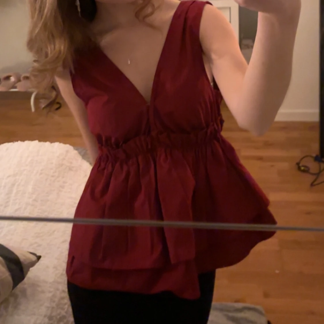 Vinröd topp med volang - 1