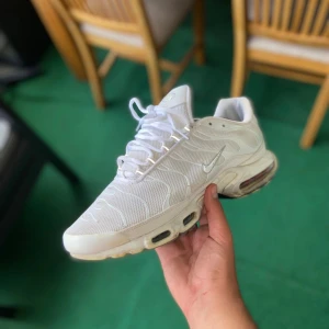 Nike Air Max TN Storlek 45 - Säljer mina äkta vita Nike Air Max TN skor. De är lite smutsiga på bilden men vid en snabb tvättning kan de se som nya ut igen. Som man också ser på bilden finns det en liten skada på vänster sko längst fram. Skorna är i storlek 45 men passar mig som har storlek 44. Nypris 2299kr, säljes för 500kr. Pris kan diskuteras! 