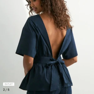 Mörkblå blus med knyt från Nelly - Blus med knyt i ryggen, NYKÖPT med LAPPEN forfarande på. Säljer då den var för stor för mig tyvärr :( 