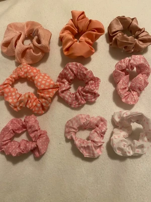 Scrunchie paket - 8st - rosa och mönstrade - Säljer ett paket med 8 scrunchies. Alla är i fint skick och knappt använda. Perfekt för dig som vill ha söta och användbara hårband till vardag, skola eller sminkrutiner! 💗