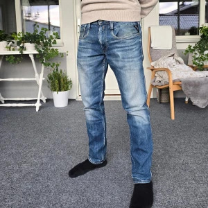 Replay jeans - Snygga Replay jeans i storlek 33 men skulle säga att de även passar dig som har 32. Observera att det finns ett litet hål bak vilket syns på sista bilden. Skriv om du undrar något! 