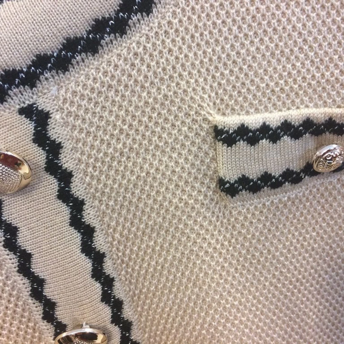 Stickad kortklänning med pärlknappar - 4