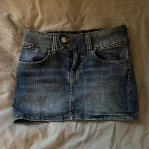 låg midja mini jeanskjol - mini jeanskjol med låg midja, passar mig med xs