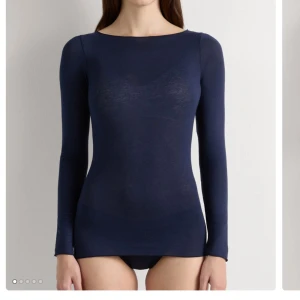 Marinblå intimissmi - Säljer denna superfina marinblå tröjan från intimissmi, knappt använd o inga tecken på slitningar! Köpt i augusti typ, säljer då jag är i behov av pengar!