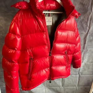 Moncler maya - Säljet en sjukt snygg Maya i storlek 3/M perfekt till vintern❄️ Jackan har små lagningar men sjukt fint skick i överlag. Äktahets certifikat ingår✅🤩