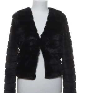 Svart pälsjacka från Gina Tricot - Säljer en svart pälsjacka från Gina Tricot med fluffig och mjuk känsla. Jackan har markerade horisontella ränder och lång ärm. Jackan är i nyskick, endast använd några få gånger⭐️