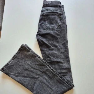 Gina tricot jeans stl:34 tall - Jeans i mycket fint skick, inköpta på Gina tricot. Storlek 34 bootcut tall. Tvättade en gång. Inköpta för 499kr