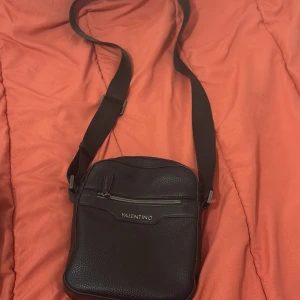 Valentino axelväska - Säljer nu min äkta valentino axelväska köpt på asos för 1749kr den är helt ny knappt använd mitt pris 800kr