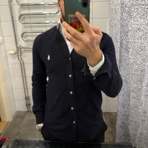 Mörkblå kofta från Polo Ralph Lauren -  mörkblå kofta från Polo Ralph Lauren med klassisk vit logga på bröstet.  Storlek S