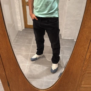 Replay jeans  - Ett par snygga byxor från Replay i storlek W33 L34 i modellen Anbbas 