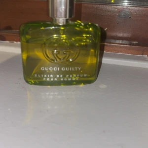Gucci Guilty Elixir Pour Homme - Gucci Guilty Elixir de Parfum Pour Homme – en ikonisk herrdoft i snygg flaska. Perfekt för dig som vill sticka ut med stil och attityd. Nypris 1900 kicks säljs för 900 nästan helt full