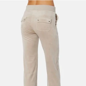 Beiga juicy couture byxor  - Snygga beiga mjukisbyxor i mjukt material med bred resår i midjan och snörning framtill. Byxorna har raka ben, stora fickor fram och bakfickor med lock och knappdetaljer. Perfekta för en chill och avslappnad stil. Säljer då de har blivit för korta för mig (Mycket bra skick. Den ena knappen på snöret saknas) 