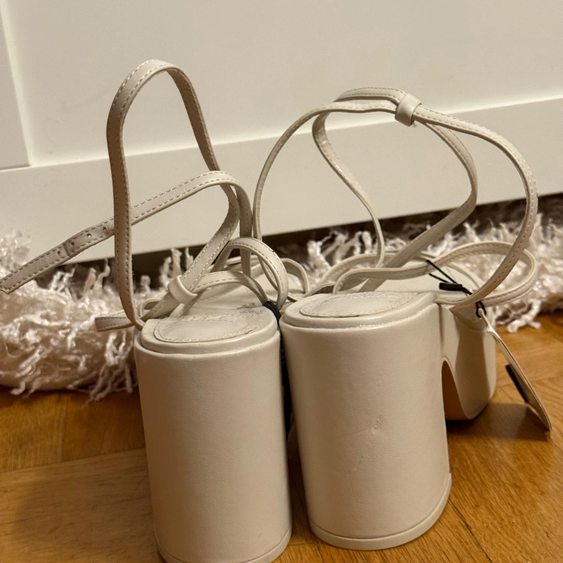 Vita platåsandaler med klack från Zara - 3