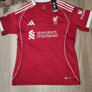Liverpool fotbollströja 2025/26 - Liverpool fotbollströja hemma ställ från 2025/26. Priset kan diskuteras vid snabb affär. Kan skickas direkt.