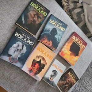 Samlingspaket: Cilla & Rolf Börjlind - Deckarserien - Spännande deckarserie av Cilla & Rolf Börjlind, perfekt för dig som gillar mysterier och thrillers. Snygga omslag och flera titlar i serien, idealisk för unga vuxna som vill fördjupa sig i nervkittlande berättelser.