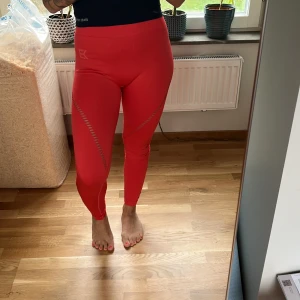 Better Bodies träningstights XS/S - Säljer ett par Better Bodies träningstights i storlek S som jag själv upplever som XS/S. Har S i ett par likadana som sitter bra men de här är tighta över låren så är du en S med snala lår så passar de nog perfekt. Om du köper ett bundle med minst 2 plagg ger jag ett riktigt bra pris. 