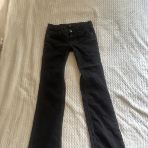 Svarta bootcut jeans från Lee🫶🏼 - Snygga svarta jeans från Lee med klassisk femficksdesign och tydlig Lee-logga på bakfickan. Modellen har bootcut-ben och normal passform, vilket ger en schysst siluett. Jeansen är tillverkade i mjukt bomullsmaterial och har en stilren look.