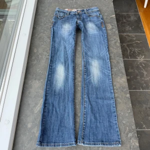 Lågmidjade jeans  - Väldigt snygga jeans som tyvärr inte passar mig och har därför ingen bild på! Midjemått tvärsöver: 37cm Midjehöjd: 19cm Inerbens längd: 84cm💕
