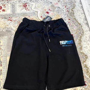 Trapstar kortbyxor / Shorts - Jättefina trapstar kortbyxor  Storlek L Svart färg med blå och vit logga Helt ny Skicka meddelande innan köp Kolla gärna även in mina andra annonser