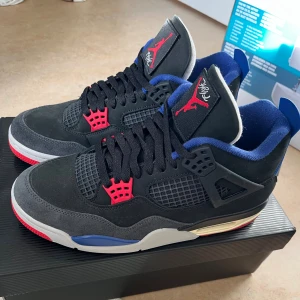 Air Jordan rare air - Hej, säljer mina helt nya air jordan rare air då jag bara testat dem 1 gång och dem inte kommer till nån användning. Skorna är köpta för cirka 2300kr jag säljer dem för 1800kr pris kan diskuteras vid snabb affär. Storlek 44